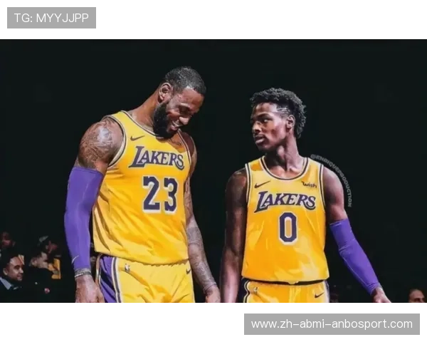 NBA历史首现詹姆斯接儿子布朗尼妙传扣篮 父子同场创纪录瞬间